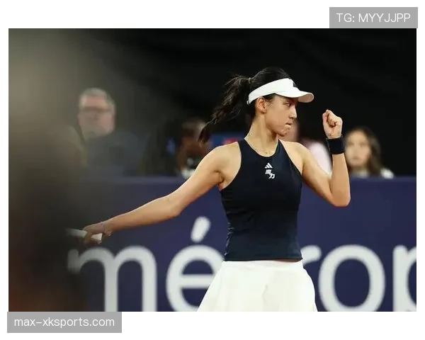 王欣瑜赛前啃汉堡,教练在场边急得直跺脚 王欣瑜赛前啃汉堡,教练在场边急得直跺脚